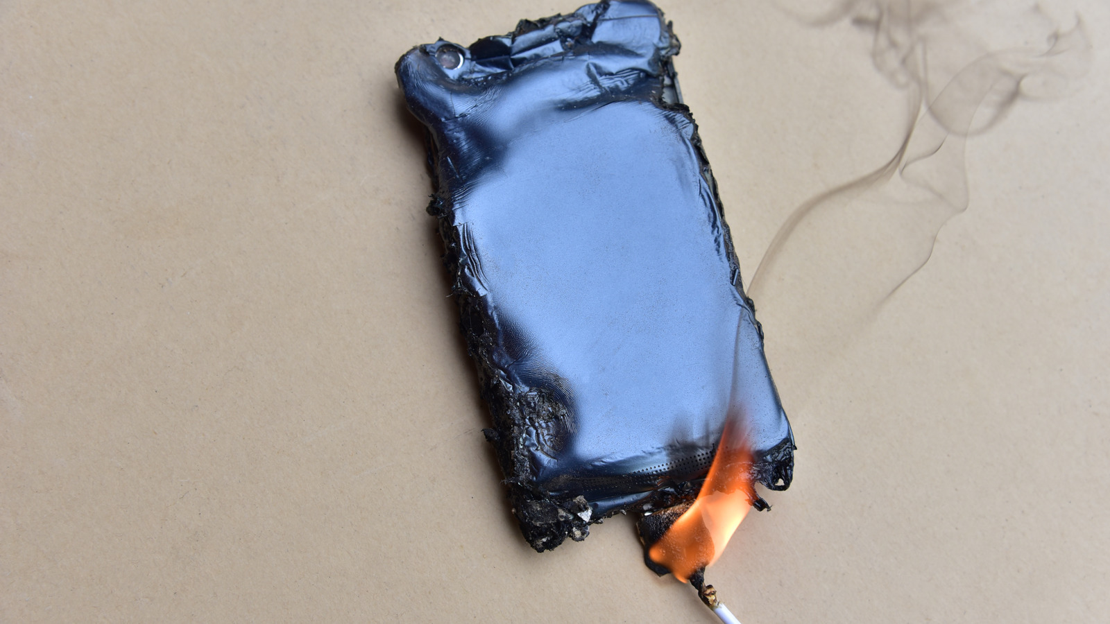 Throw Your Phone Charger Away Immediately If You Notice This