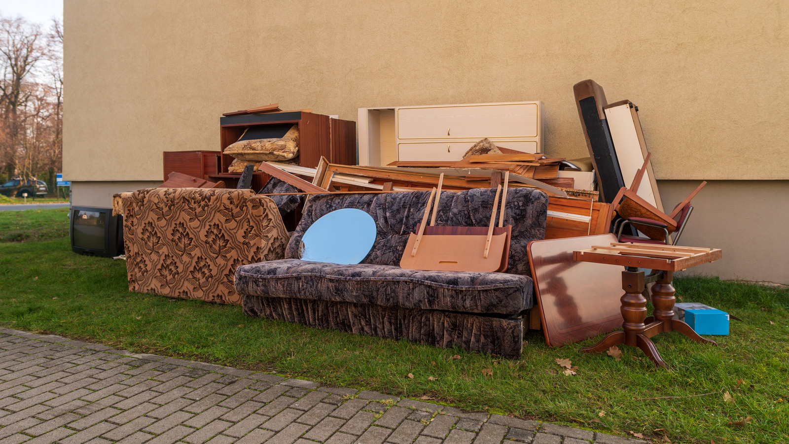 Throw Your Wood Furniture Away Immediately If You Notice This