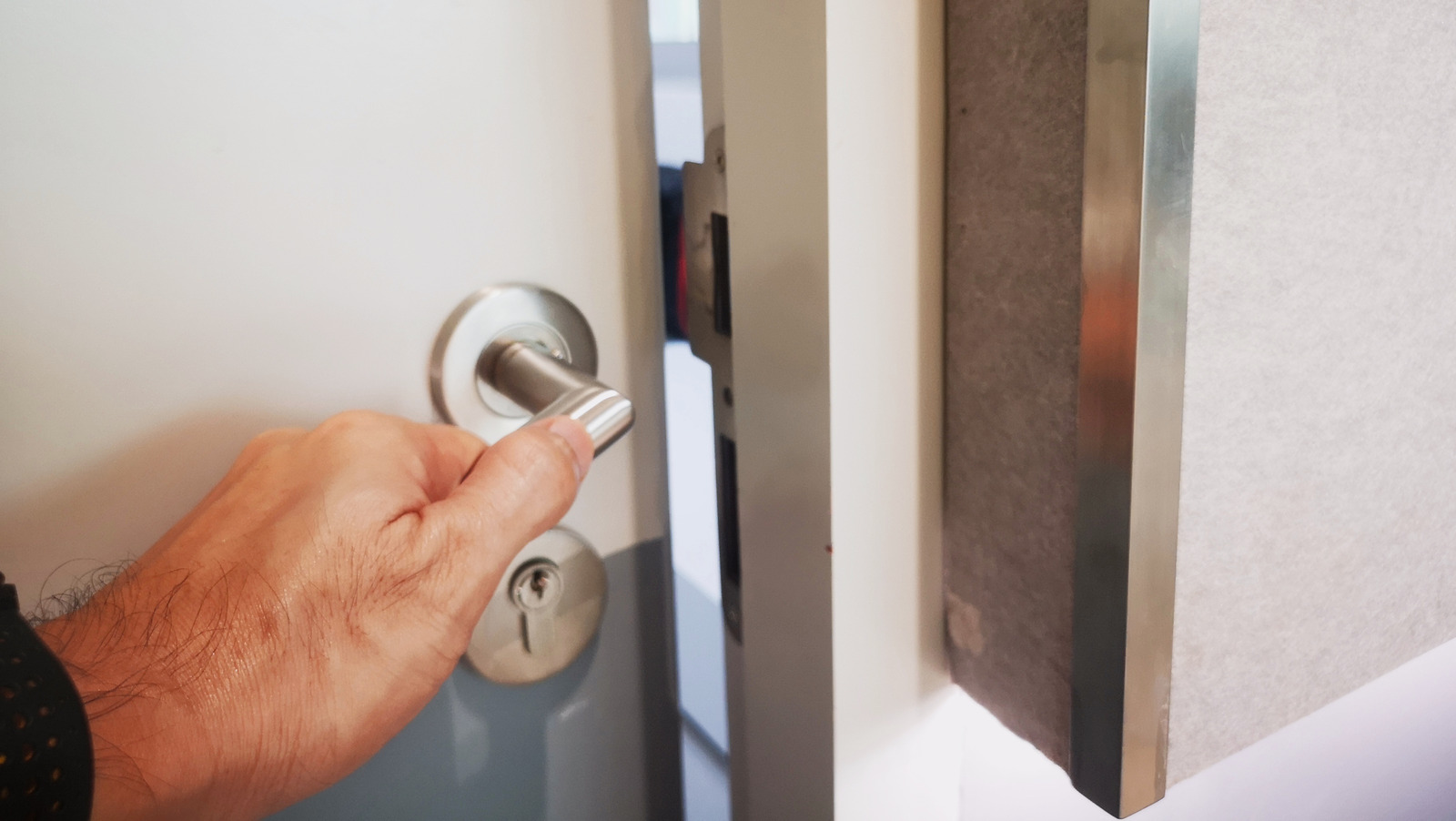 TikToker Shares A Simple & Quick Fix For A Door That Doesn't Close All The Way