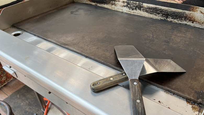 A clean flat top grill
