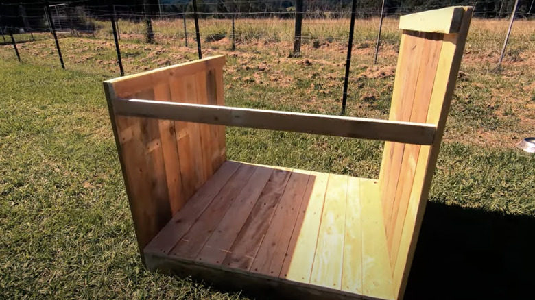 pallet dog house structure