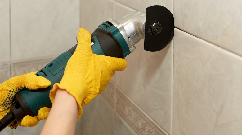 Oscillating tool to remove grout