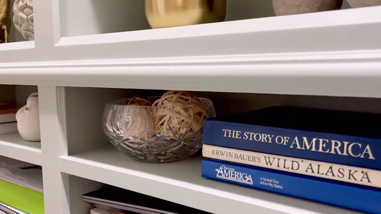 chair rail trim between cabinets