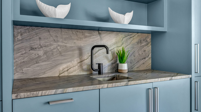 A kitchen nook with stone countertop and backsplash