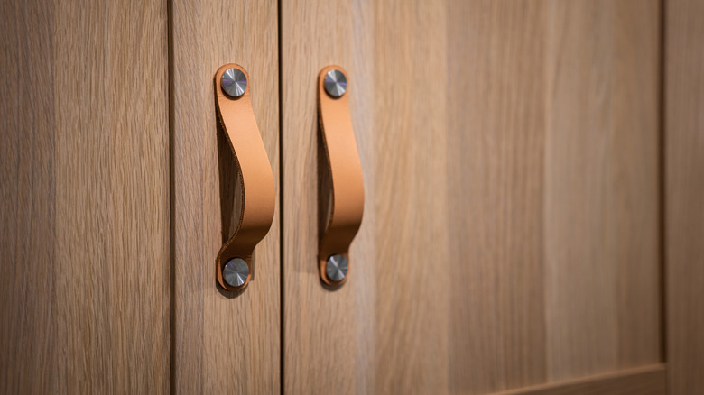 Leather cabinet hand pulls