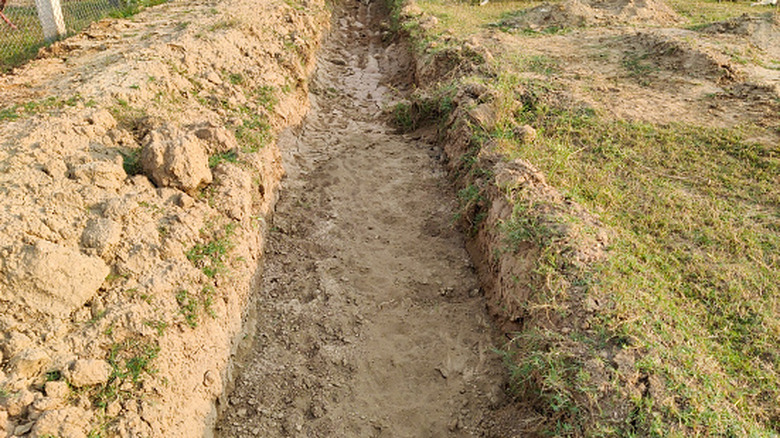 Shallow level trench ready for aggregate