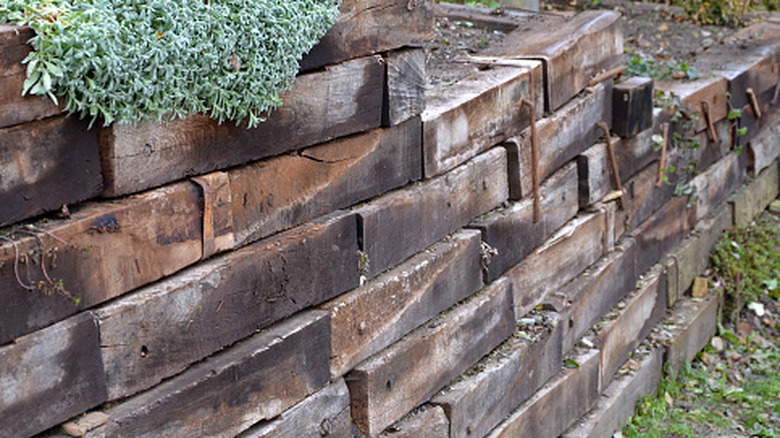 Railway tie retaining wall