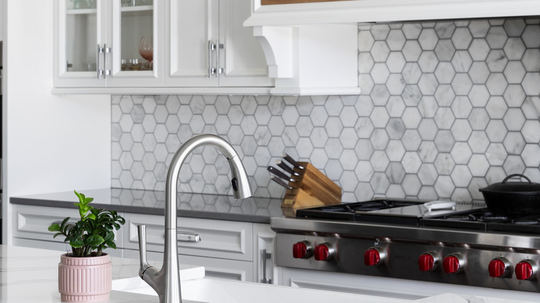 hexagon tile backsplash in white kitchen