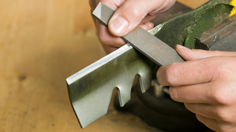 Manually sharpening lawn mower blade