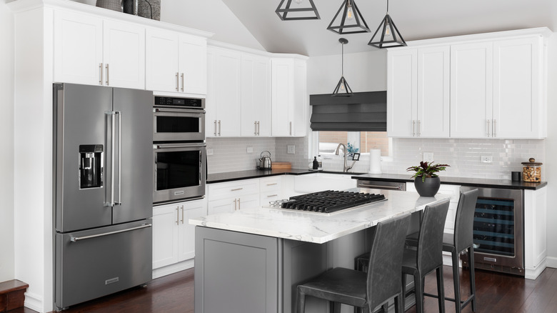 Modern kitchen bottom-freezer