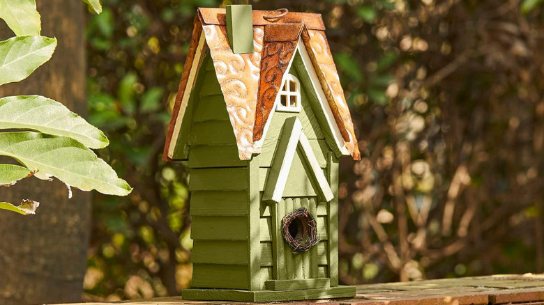Glitzhome's 12-inch Green Hanging Distressed Wood Birdhouse