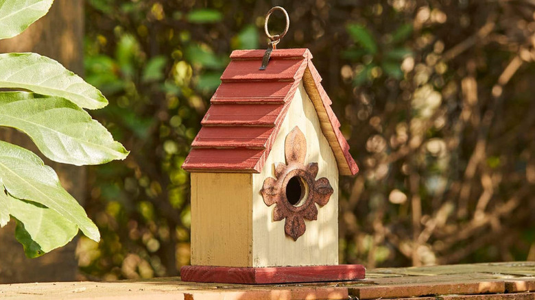 Glitzhome's 9-inch Tall White Painted Birdhouse