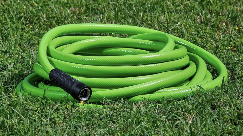 Niagara's ultraflexible kink-free garden hose lying on grass