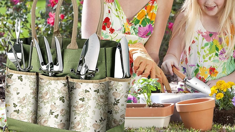 A Grenebo 9-piece gardening tool set