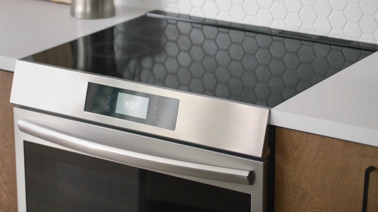 Frigidaire Gallery GCFI3060BF 30" Induction Range display and cooktop