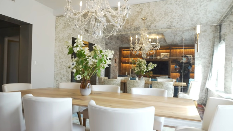 white Dining room with mirror