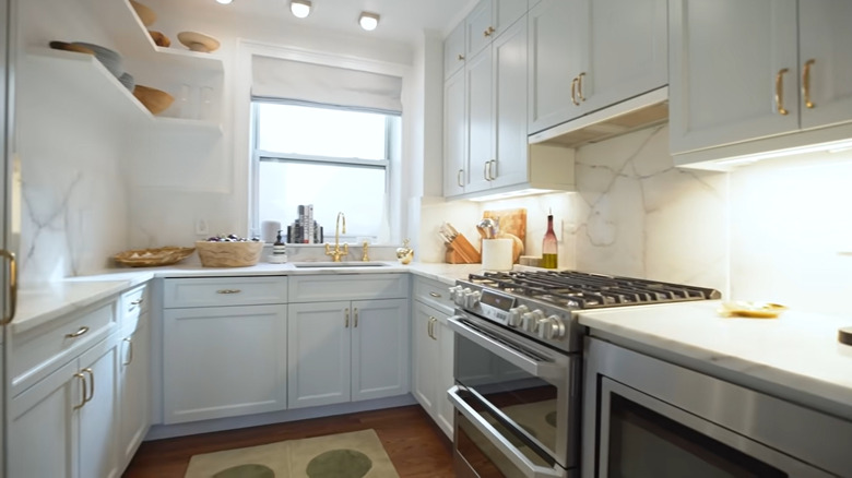 White kitchen with marble