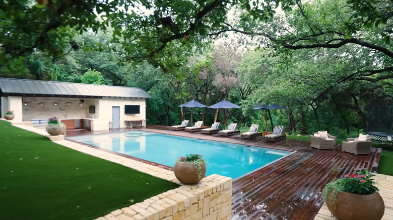 zero edge swimming pool