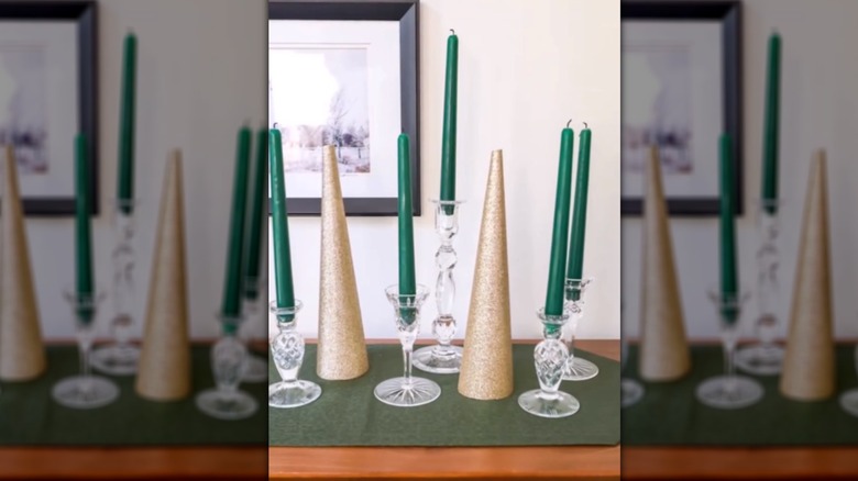 A mirrored screenshot of DIY placemat gold glitter Christmas trees