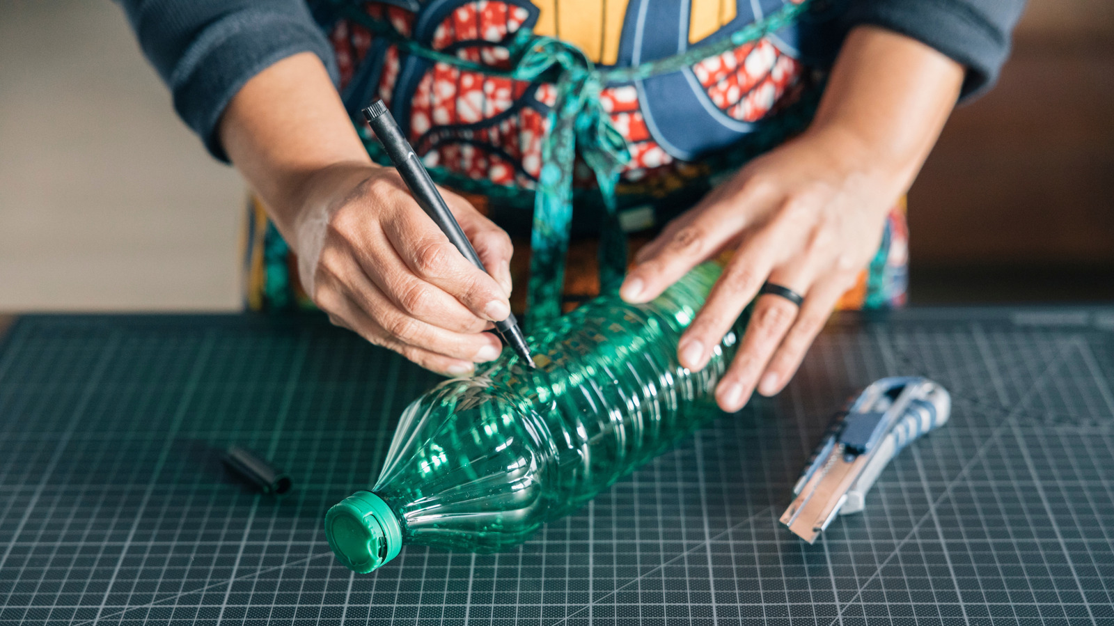 Transform An Old Plastic Bottle Into A Thrifty Lampshade On A Dime With ...