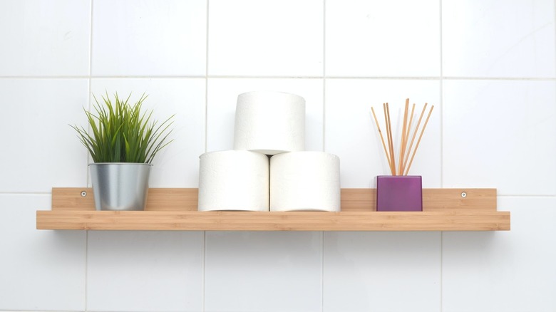 bathroom shelf with small decorations 