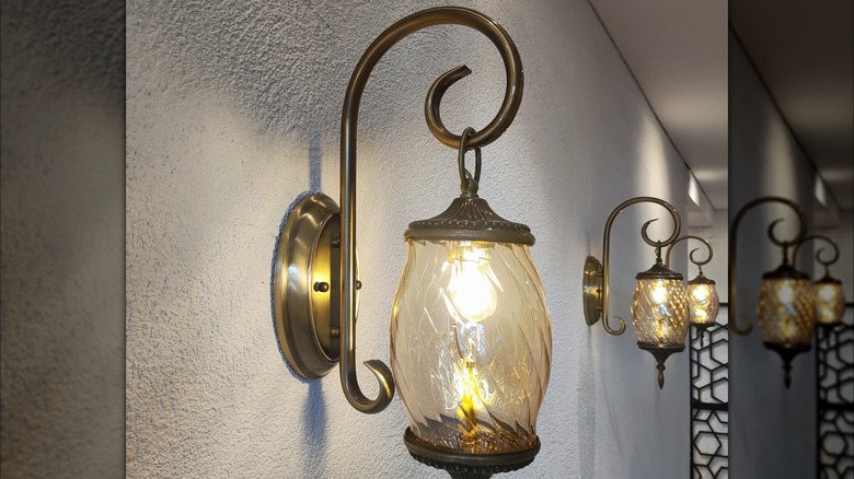 A vinage brass wall sconce