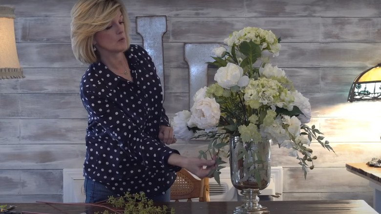 Arranging artificial flowers