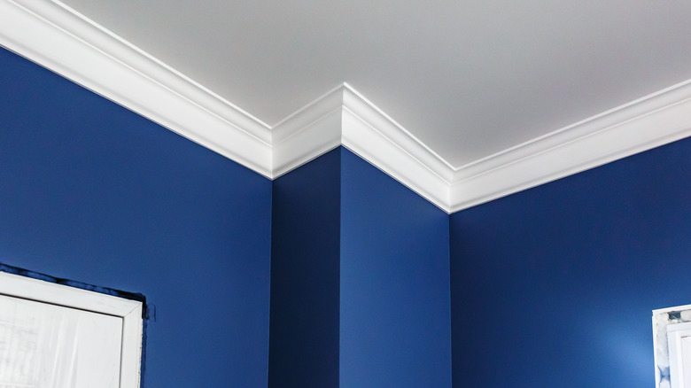 crown molding in a corner 