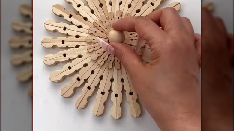 Basket lid made of clothespins