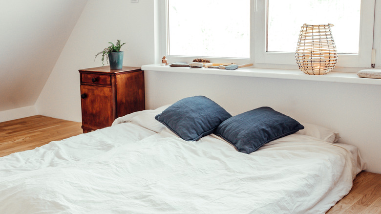 Bed without headboard