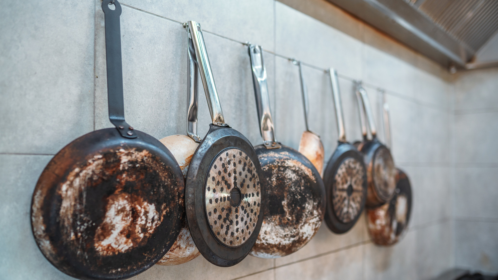 Turn An Old Frying Pan Into A Creative Way To Tell Time With A Clever DIY Change Site