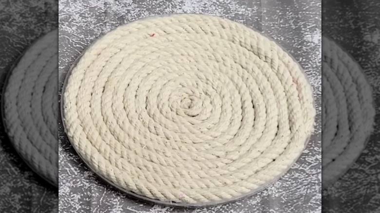Pot holder made from cotton rope and a plastic lid
