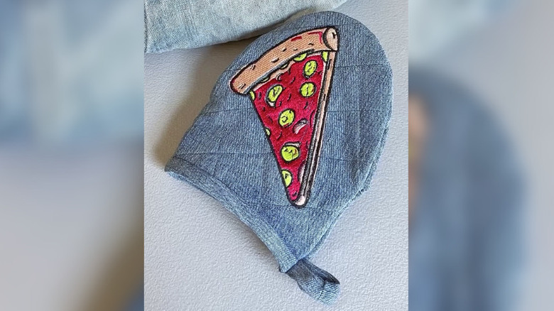 DIY oven mitts from denim jeans