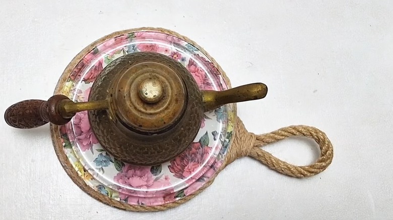 Final look of DIY pot holder made from old pot lid