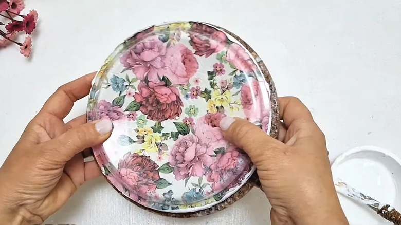 YouTube demonstrator wrapping braided rope around DIY pot holder