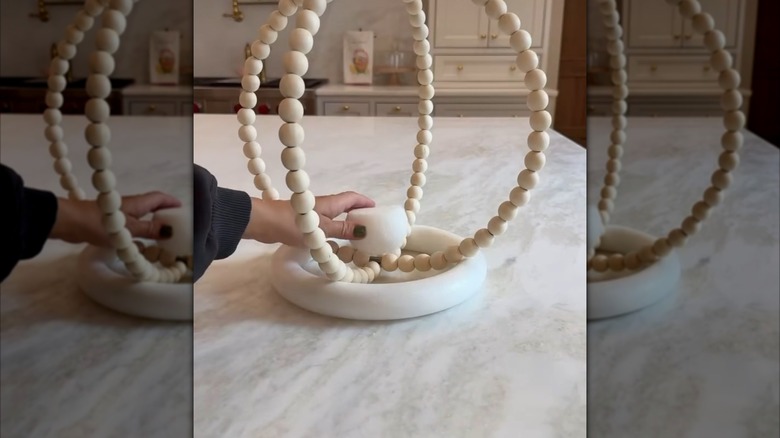 Instagram video showing the steps to make the decor