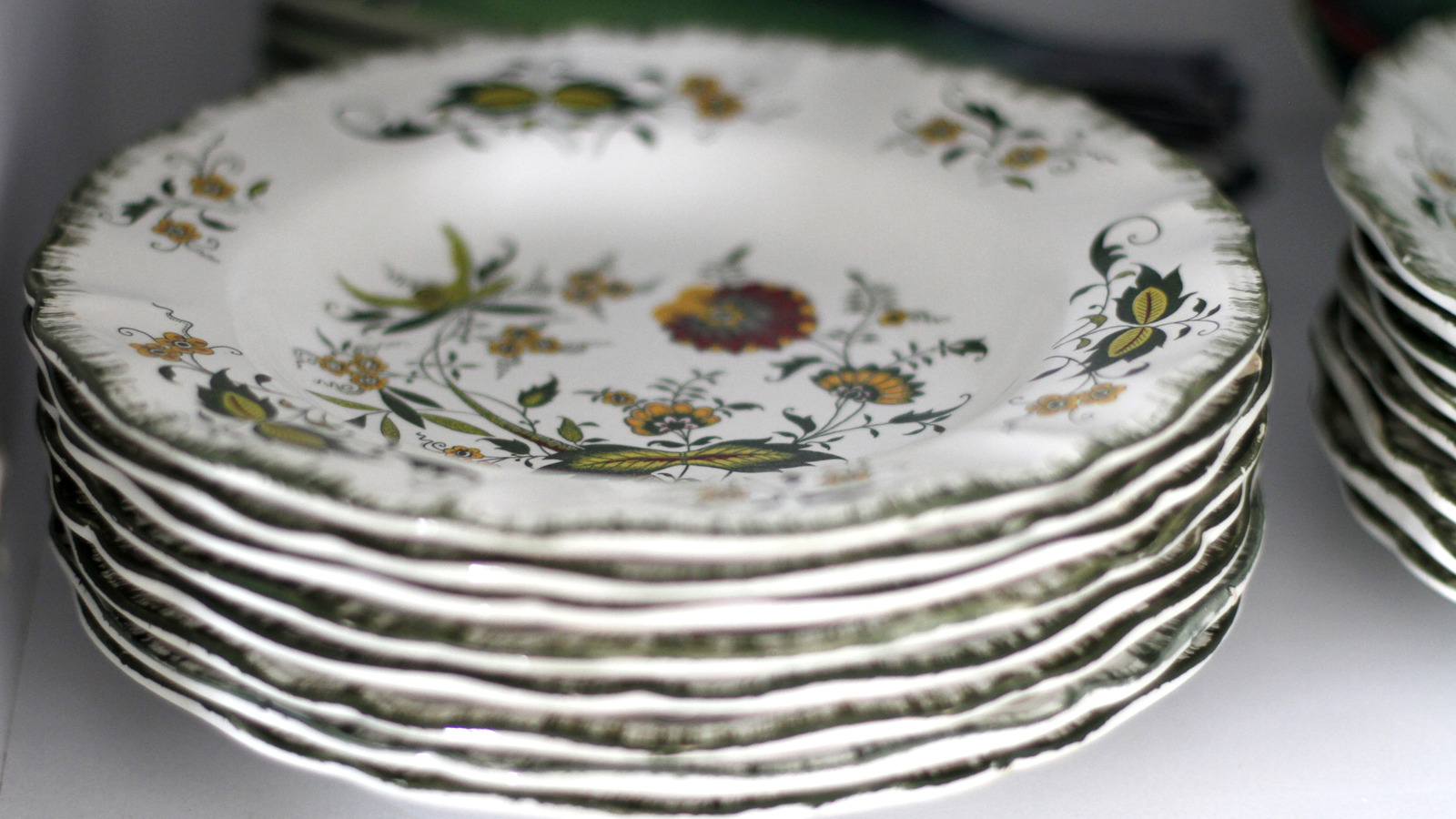 How To DIY A Gorgeous Wreath Out Of Upcycled Vintage Plates From The Thrift