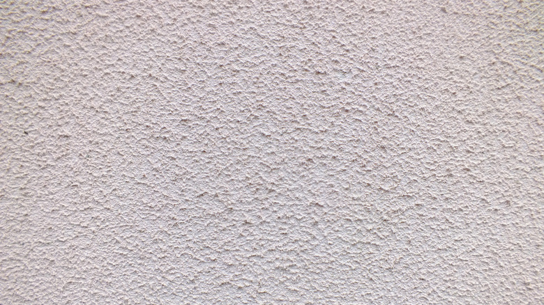 Spray sand wall