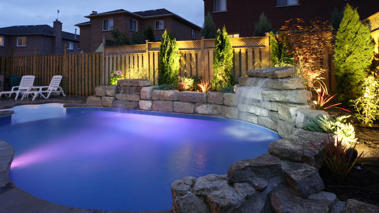 illuminazione del giardino e piscina
