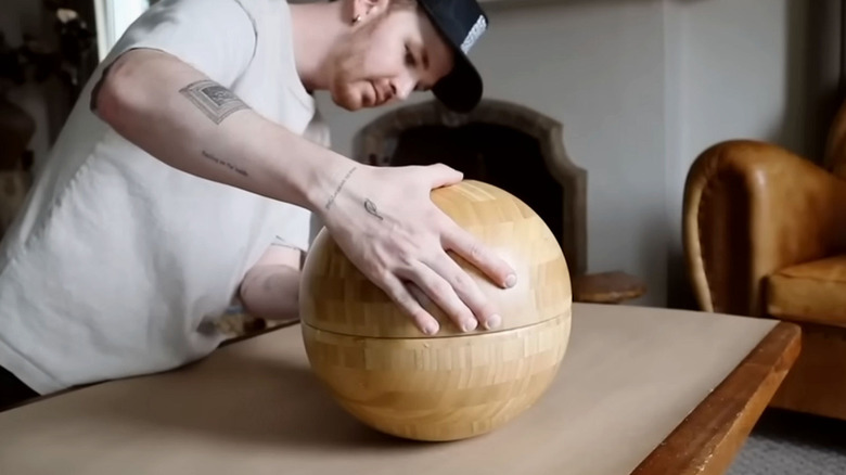 Person joining two IKEA bowls together