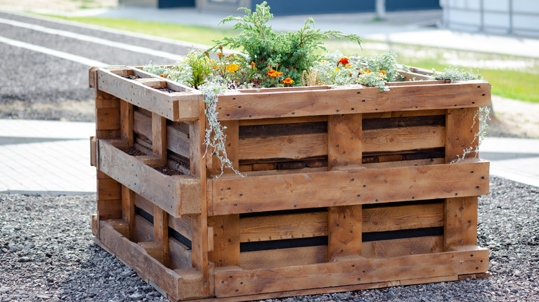  Wood pallet raised garden bed