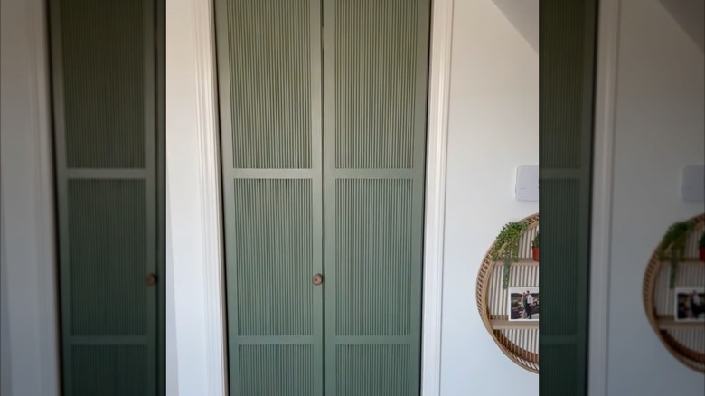 Bifold closet door with fluted pattern
