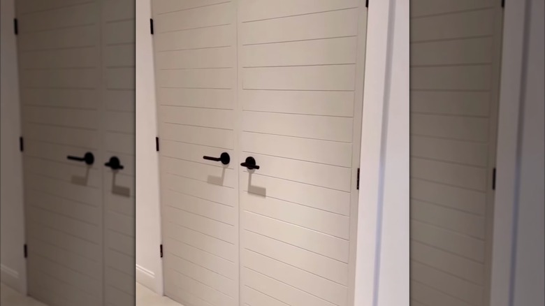 Simple closet doors with horizontal lines