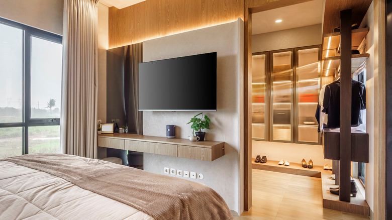 Bedroom with doorless walk-in closet.