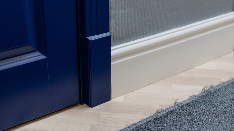 Plinth joining baseboard and casing