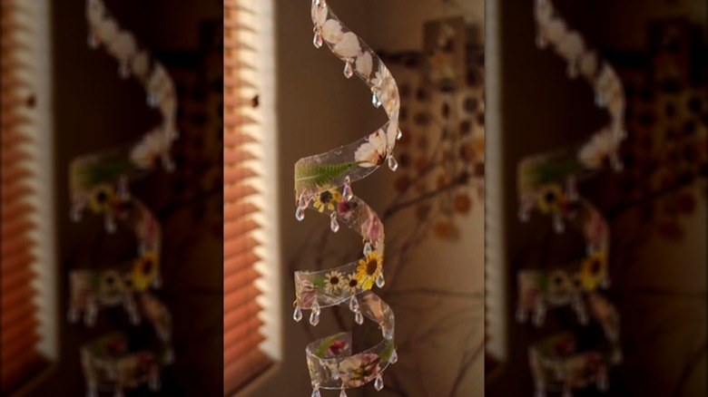 Final look of suncatcher mobile DIY project