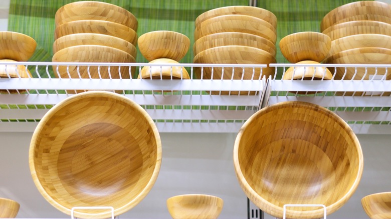 BLANDA MATT bowls of different sizes displayed and stacked on wire shelves