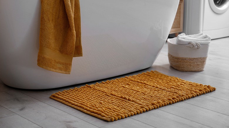 https://www.housedigest.com/img/gallery/use-baking-soda-on-your-bath-mats-for-a-truly-clean-smell/intro-1688045285.jpg