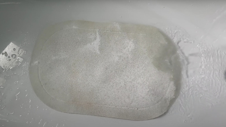 https://www.housedigest.com/img/gallery/use-baking-soda-on-your-bath-mats-for-a-truly-clean-smell/use-baking-soda-to-eliminate-smells-1688044882.jpg