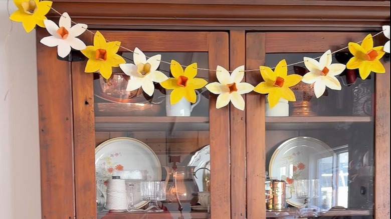 Garland of faux daffodils